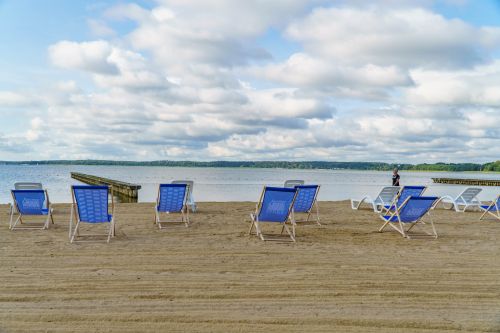 Leżaki na plaży miejskiej